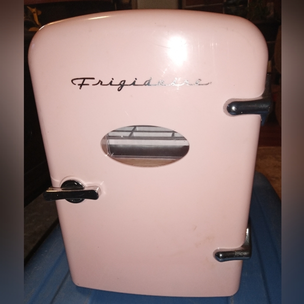 Retro pink Frigidaire mini cooler